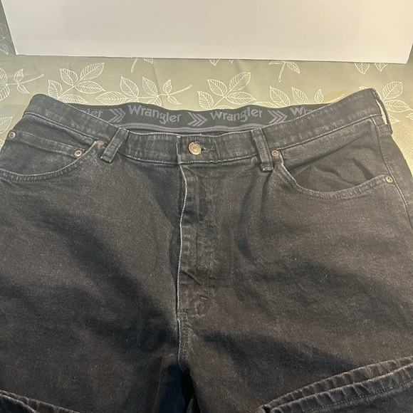 Men’s Relaxed Fit Wrangler Jeans. - Picture 2 of 6